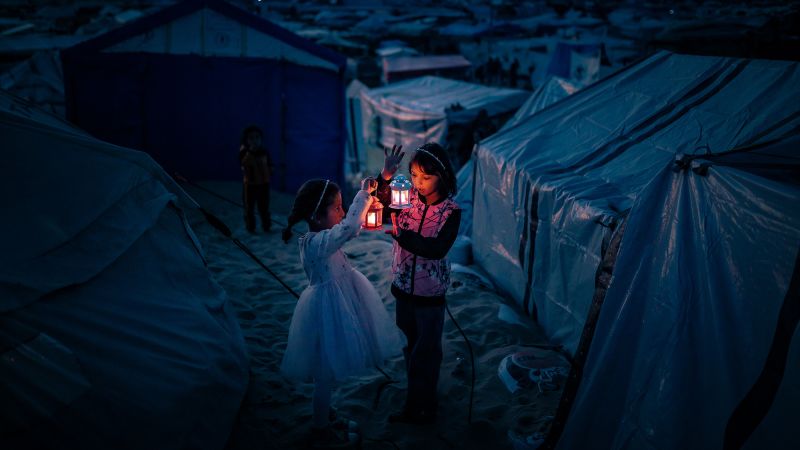 Този Рамадан гладуващите жители на Газа ще прекъсват поста си с остатъци, намерени в боклука