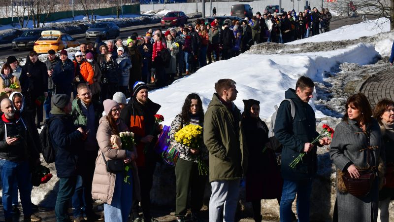 V Moskve stoja stovky ľudí, aby navštívili hrob Putinovho kritika Navaľného