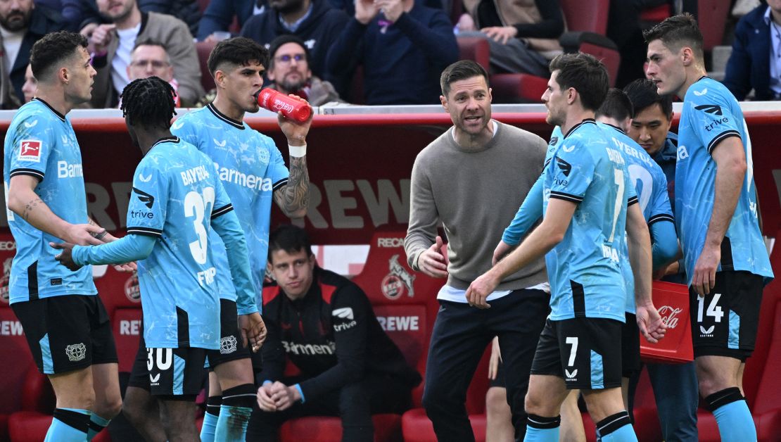 Alonso speaks with his Leverkusen players during their game against Köln.