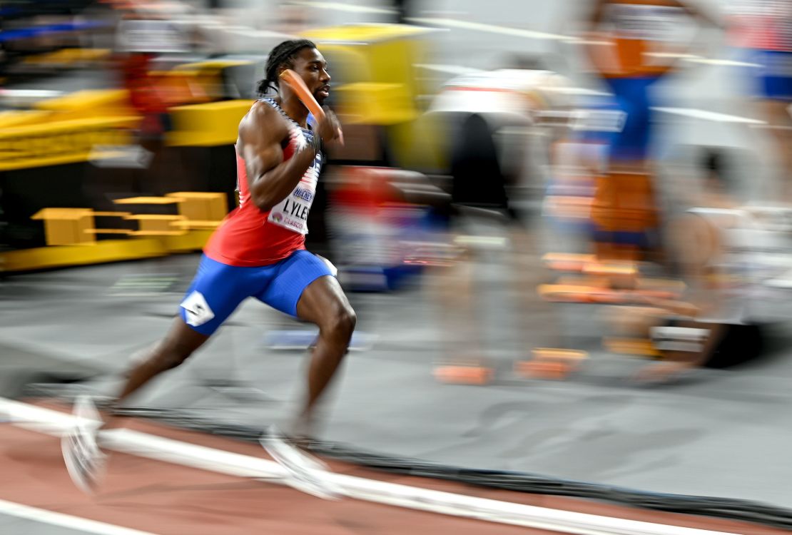 Lyles runs for the USA in the 4x400m relay final.