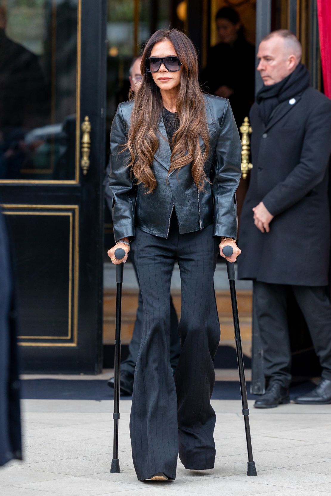 And even with a serious foot injury, Victoria will still deliver a sleek, tailored look — only now her outfits are completed with an all-black customizable walking aid, from UK brand "Cool Crutches."