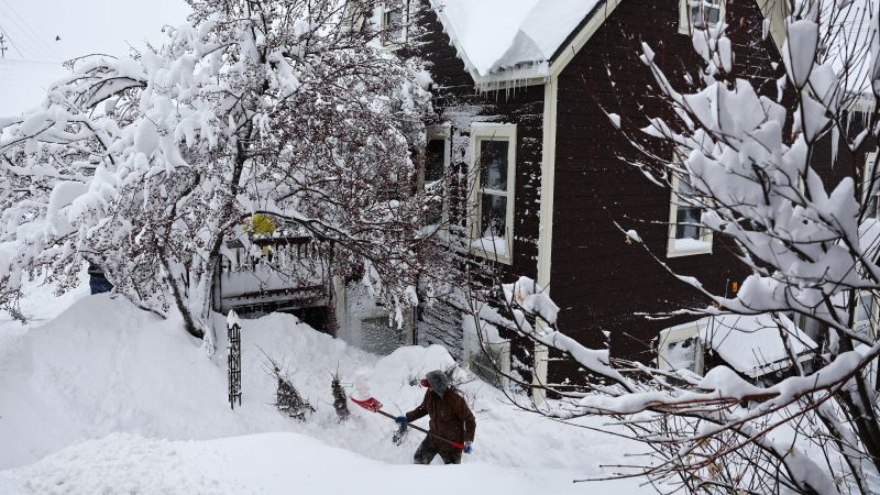 Bufera di neve in California: una potente bufera di neve in California chiude strade e stazioni sciistiche mentre forti nevicate e vento sferzano le montagne