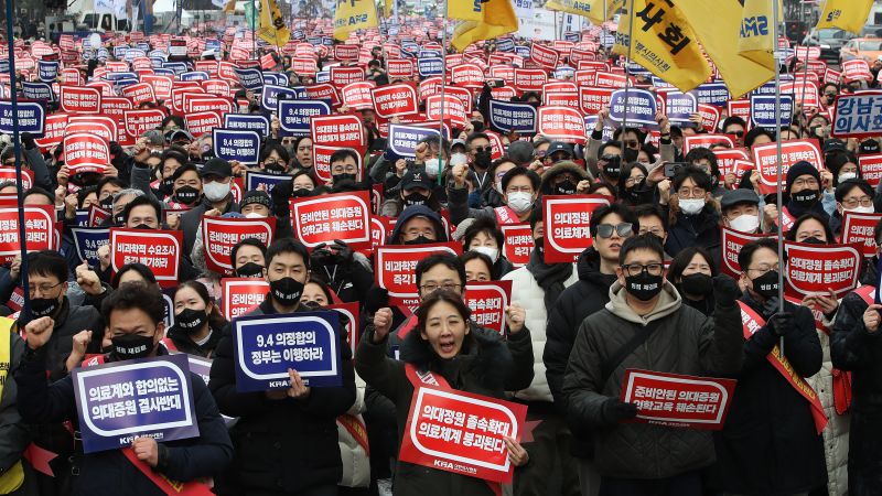 Хиляди южнокорейски лекари организират масова демонстрация в Сеул