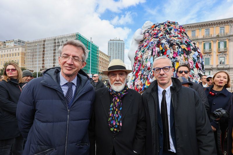Michelangelo Pistoletto (center) with mayor of Naples Gaetano Manfredi (right) at the inauguration ceremony.