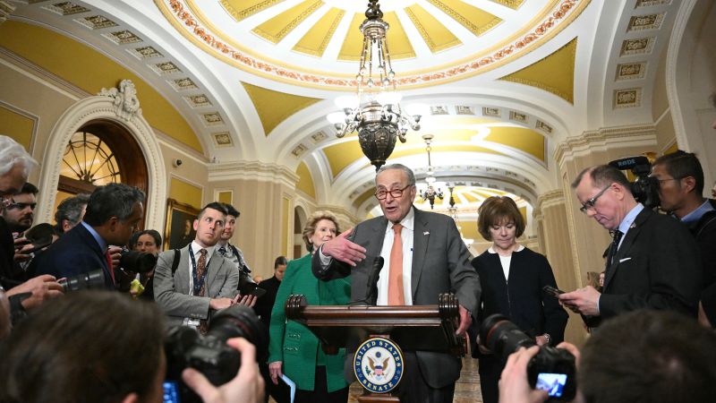 Сенатът надпреварва часовника, за да приеме ключови законопроекти за правителствено финансиране преди крайния срок за спиране