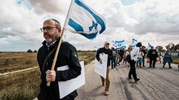 Tzvika Mor lidera a los manifestantes del Tsav 9, u Orden 9, en una marcha hacia el puesto de control del paso fronterizo con el objetivo de bloquear la entrada de envíos de ayuda a Gaza, en Kerem Shalom, Israel, en marzo de 2024.