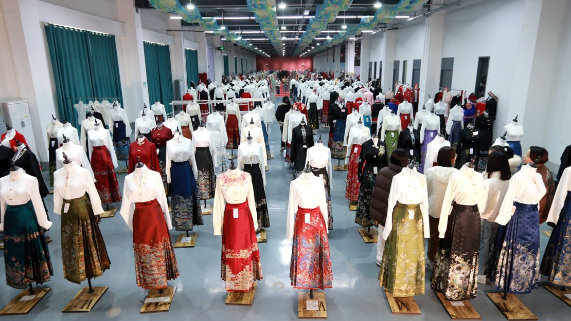 Cao county in Shandong province is one of China's major hanfu production and sales hubs. There are varying theories on where the mamianqun or 