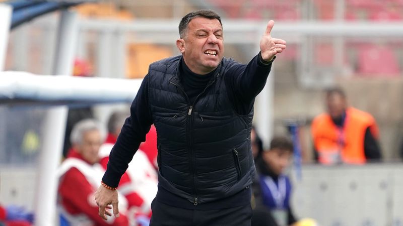 Италианският футболен клуб Лече уволни мениджъра за предполагаем удар с глава на съперник