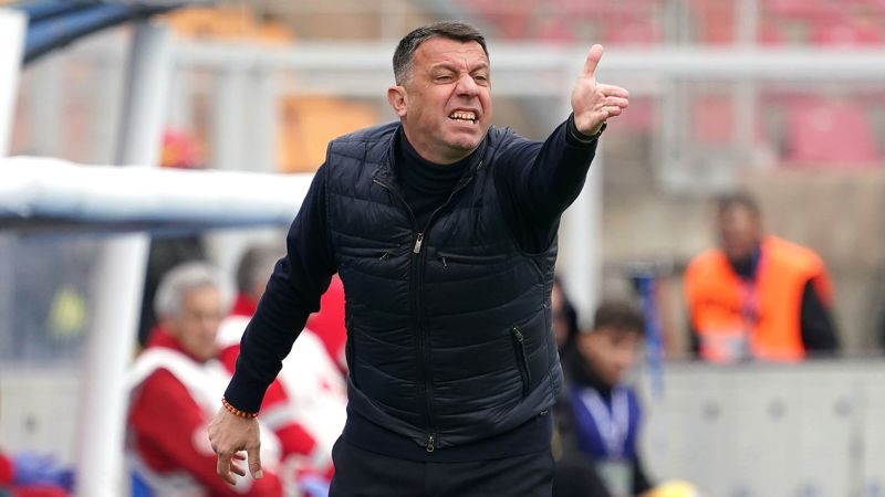 Roberto D'Aversa: el club de fútbol italiano Lecce destituyó a su director técnico por un cabezazo a su rival