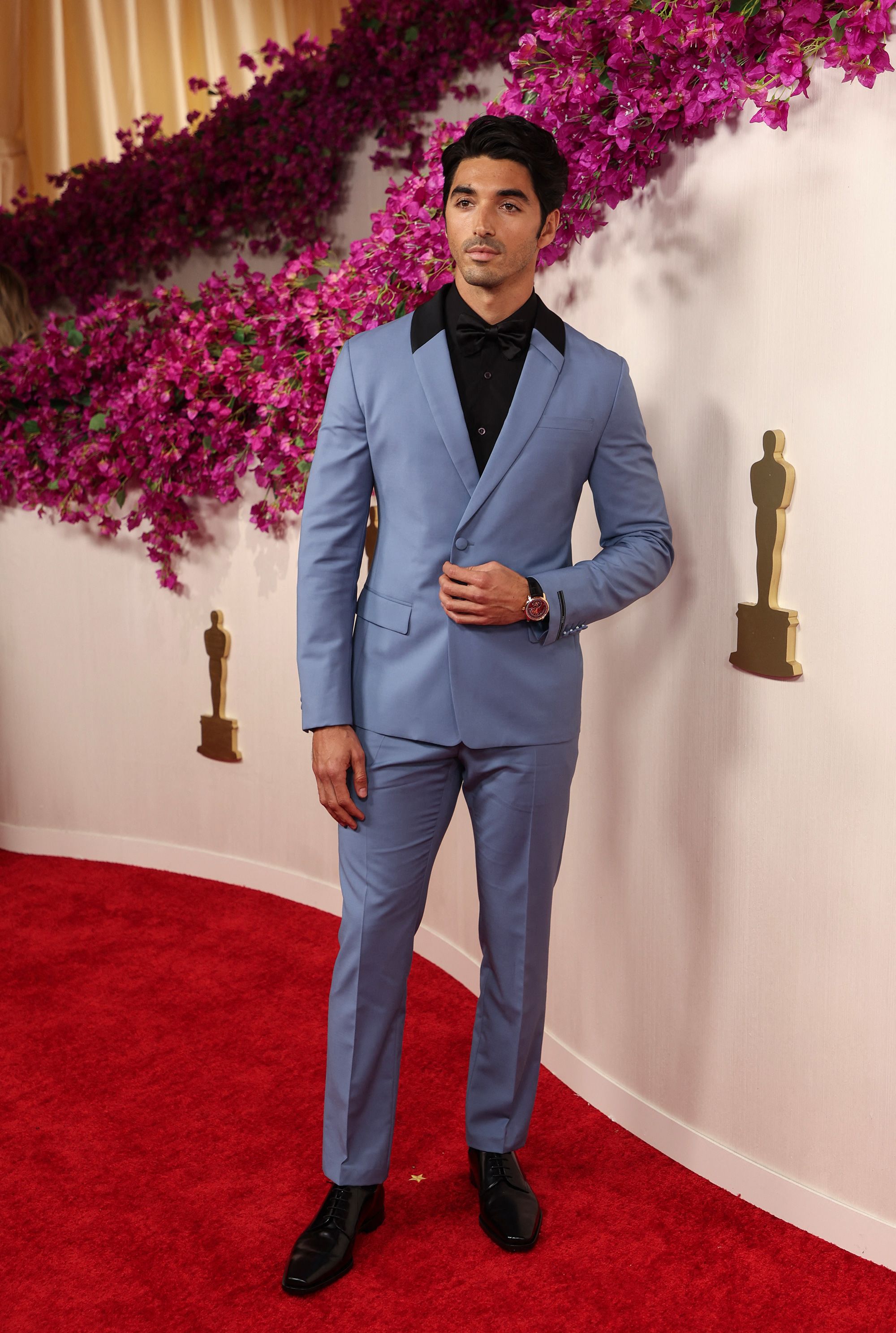 Taylor Zakhar Perez apareceu no tapete vermelho com um terno Prada azul desenhado pelo famoso cabeleireiro Jason Bolden.  Ele combinou o visual com um relógio Vacheron Constantin.