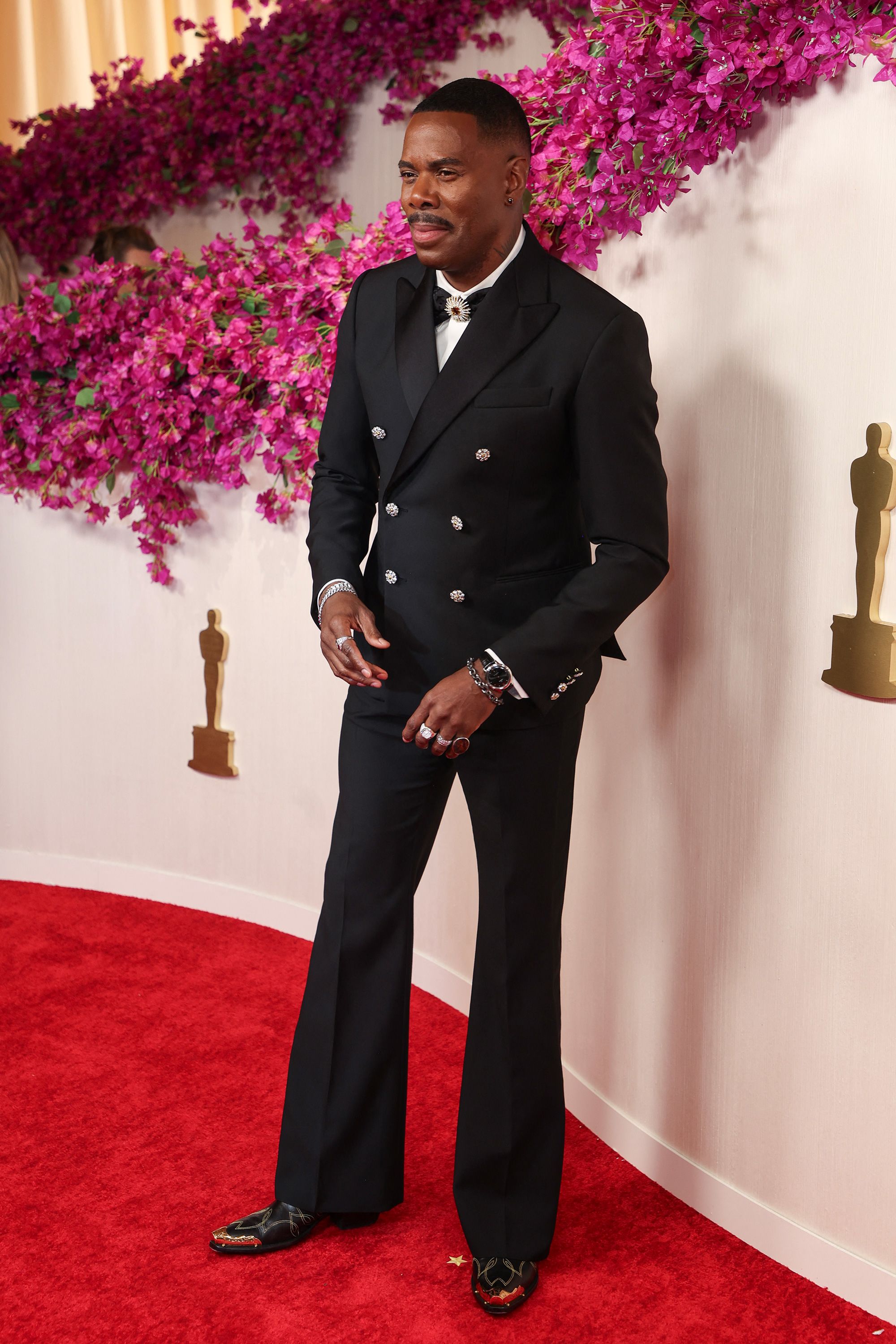 El nominado a Mejor Actor, Coleman Domingo, lució un vestido negro cruzado de Louis Vuitton con una pajarita llamativa y joyas de David Yurman. 