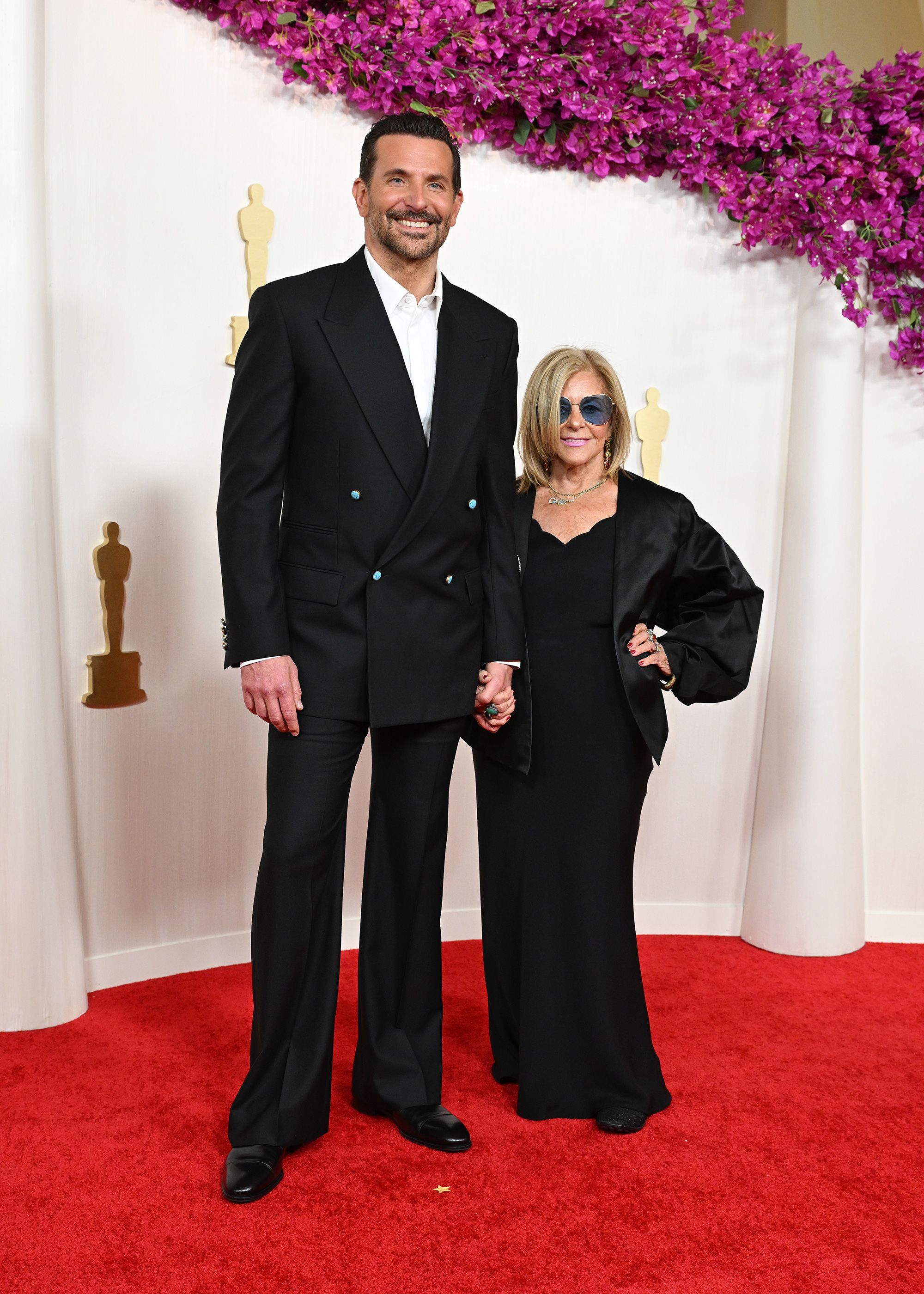 حافظ برادلي كوبر، المرشح لجائزة أفضل ممثل، على مظهره الأنيق مع بدلة Louis Vuitton المخصصة وساعة Tambour.  وكان كوبر برفقة والدته جلوريا كامبانو.