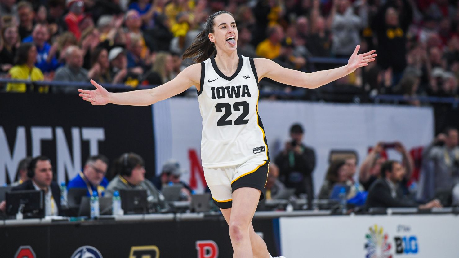 Caitlin Clark makes more history, surpassing Steph Curry's three-point  record | CNN