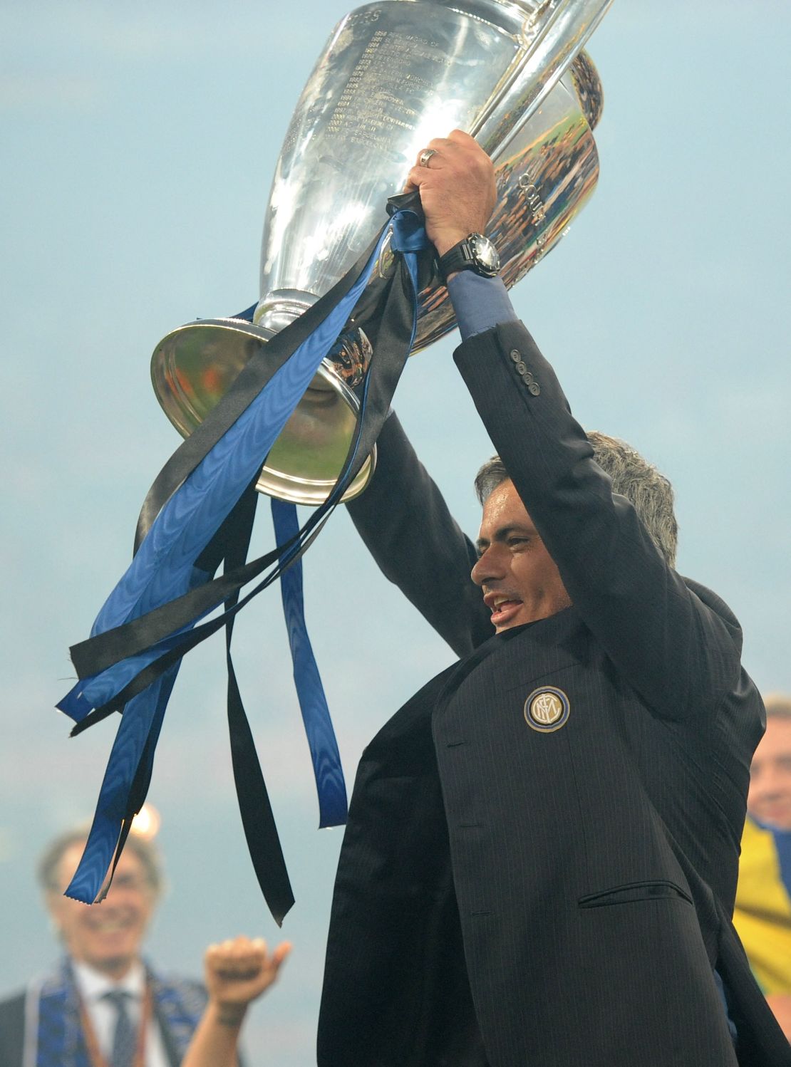 José Mourinho, celebra con el trofeo tras ganar la final de la Liga de Campeones de la UEFA entre el Inter de Milán y el Bayern de Múnich en el estadio Santiago Bernabeu de Madrid. 22 de mayo de 2010.