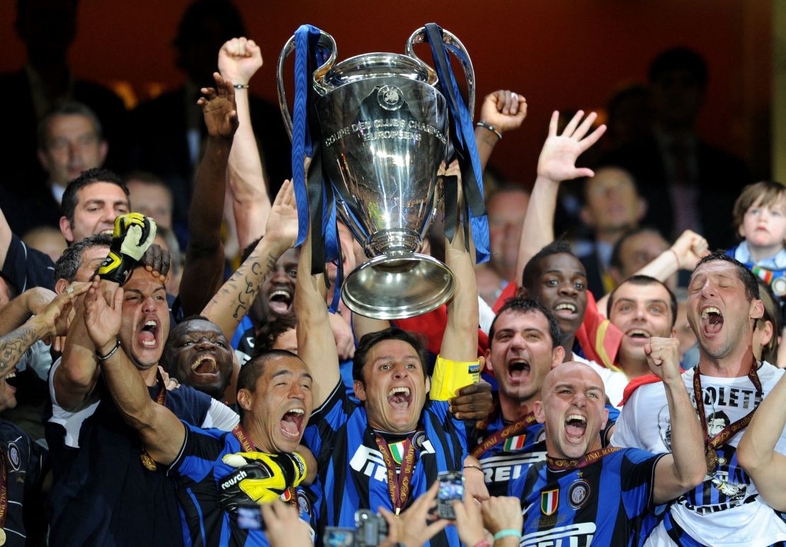 Los jugadores del Inter de Milán celebran con el trofeo tras ganar la final de la Liga de Campeones de la UEFA entre el Inter de Milán y el Bayern de Múnich en el estadio Santiago Bernabeu de Madrid. 22 de mayo de 2010. (Foto de CHRISTOPHE SIMON/AFP vía Getty Images)