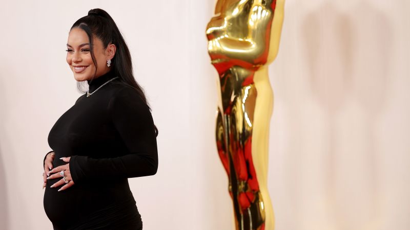 Ванеса Хъджънс прави бляскав дебют за бременност на червения килим на Оскарите