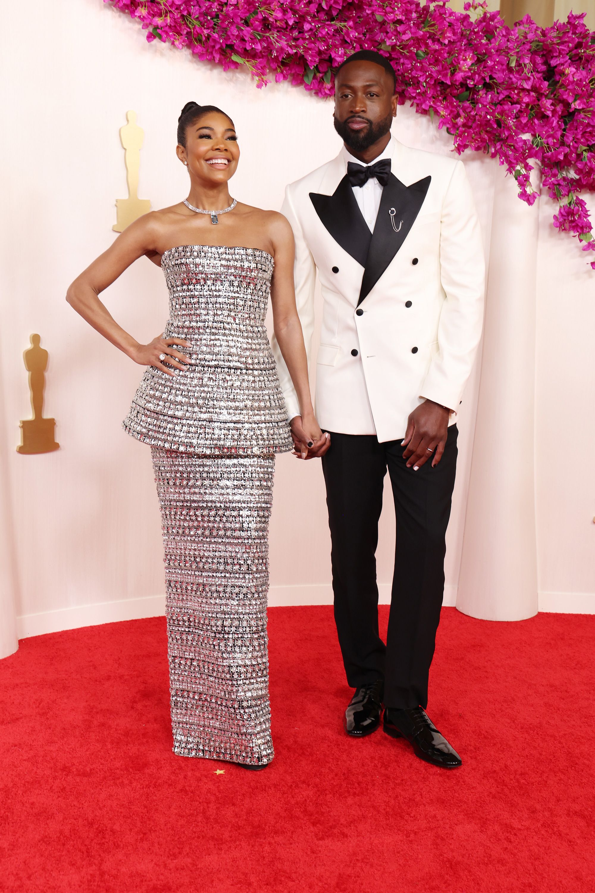 Gabrielle Union, fotografada com o marido Dwyane Wade (em um Atelier Versace personalizado), chamou a atenção em um deslumbrante vestido Carolina Herrera com uma saia até o chão combinando.  Ela completou o look com um colar de diamantes da Tiffany & Co.