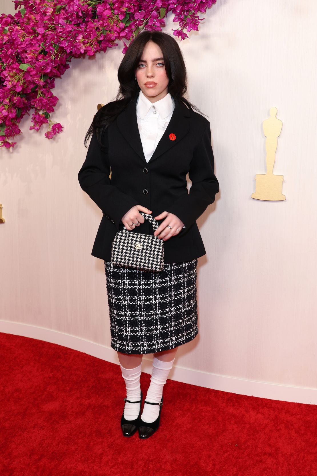 Billie Eilish, indicada para Melhor Canção Original, chegou ao evento na Chanel.