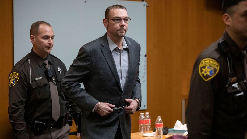 Бащата на стрелеца в училището в Мичиган бе признат за виновен в непредумишлено убийство седмици след осъждането на майката