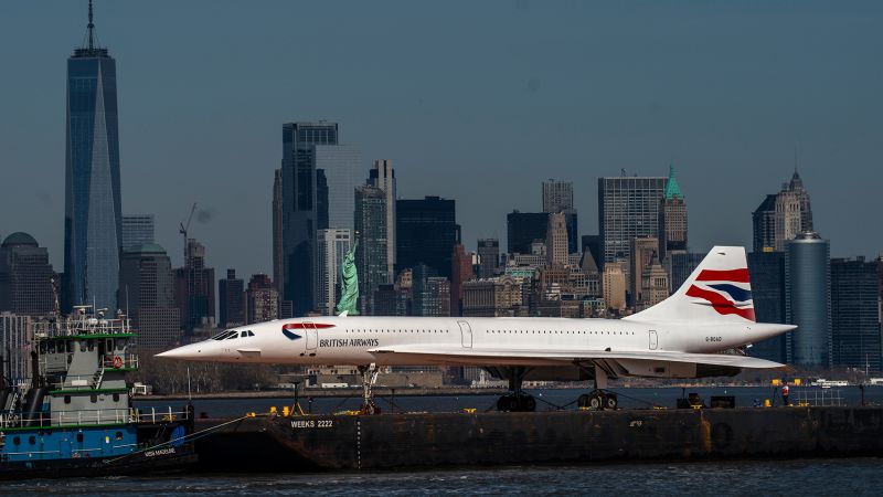 Чупещ рекорд свръхзвуков самолет Concorde се носи по река Хъдсън в Ню Йорк