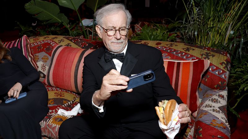 Festa do Oscar da Vanity Fair: Billie Eilish, Christopher Nolan e Steven Spielberg jantam no In-N-Out e dançam a noite toda Festa do Oscar da Vanity Fair: Billie Eilish, Christopher Nolan e Steven Spielberg jantam no In-N-Out e dançam a noite toda