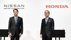 El CEO de Nissan Motor, Makoto Uchida (izq.), y el CEO de Honda Motor, Toshihiro Mibe (derecha), en marzo.