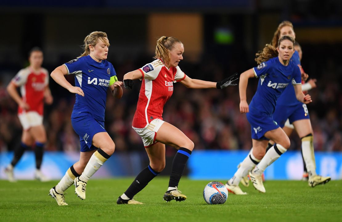 LONDRES, INGLATERRA - 15 DE MARZO: Frida Maanum del Arsenal es desafiada por Erin Cuthbert del Chelsea durante el partido Barclays Women's Super League entre el Chelsea FC y el Arsenal FC en Stamford Bridge el 15 de marzo de 2024 en Londres, Inglaterra.  (Foto de Alex Burstow/Arsenal FC vía Getty Images)