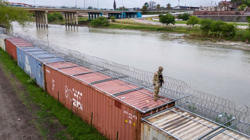Mexico heeft een Amerikaanse rechtbank gewaarschuwd dat een controversiële immigratiewet in Texas ‘aanzienlijke spanningen’ zou kunnen veroorzaken als deze van kracht wordt. Mexico heeft een Amerikaanse rechtbank gewaarschuwd dat een controversiële immigratiewet in Texas ‘aanzienlijke spanningen’ zou kunnen veroorzaken als deze van kracht wordt.