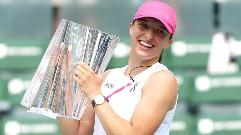 INDIAN WELLS, CALIFORNIA - MARCH 17: Iga Swiatek of Poland poses for photographers after defeating Maria Sakkari of Greece during the Women's Final of the BNP Paribas Open at Indian Wells Tennis Garden on March 17, 2024 in Indian Wells, California. (Photo by Matthew Stockman/Getty Images)