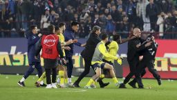 Trabzonspor fans attack Fenerbahçe players.