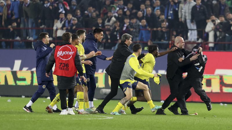 ФИФА осъжда насилието в турската лига след като футболни фенове нахлуха на терена и нападнаха играчи на Фенербахче