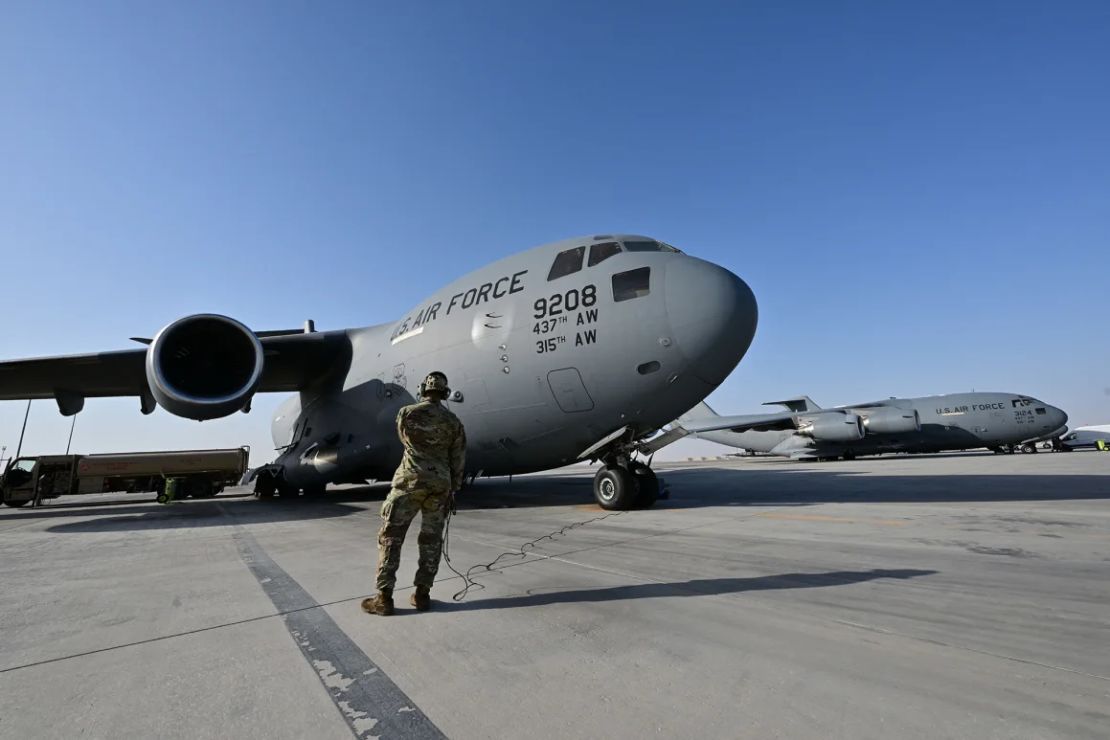 Un avión de transporte militar de EE.UU., que estaba destinado a llevar paquetes de ayuda humanitaria para Gaza, se muestra en la pista de la base aérea de Al-Udeid al suroeste de Doha el 21 de marzo de 2024.
