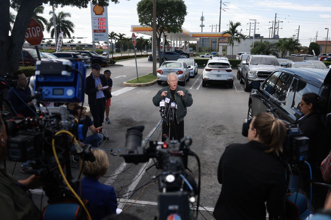 Peter Navarro ofrece una conferencia de prensa antes de entregarse en una prisión federal el 19 de marzo de 2024 en Miami, Florida.