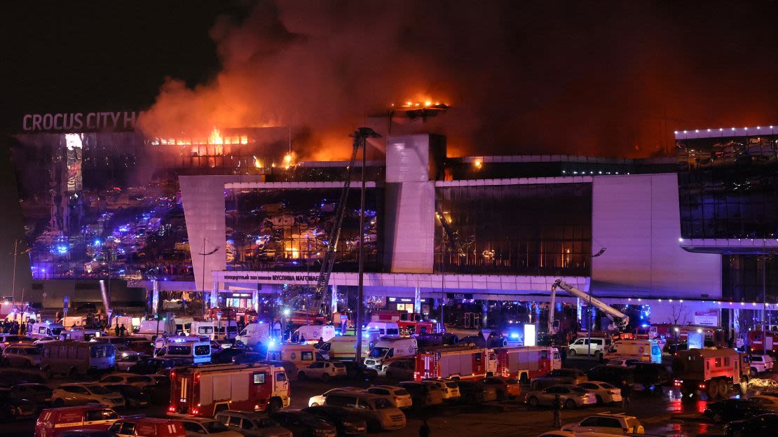 Vehículos de los servicios de emergencia ante la sala de conciertos Crocus City Hall tras el tiroteo en Krasnogorsk, a las afueras de Moscú, el 22 de marzo de 2024.