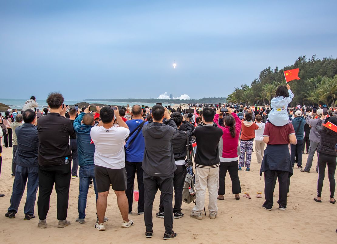 2024 年 3 月，观众聚集在文昌海滩，观看长征八号运三号航母的发射。  （刘国兴/VCG 来自 Getty Images 摄）