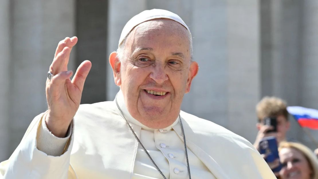 El papa Francisco saluda a la multitud desde el papamóvil al final de la misa del Domingo de Ramos en la Plaza de San Pedro en el Vaticano el 24 de marzo de 2024.