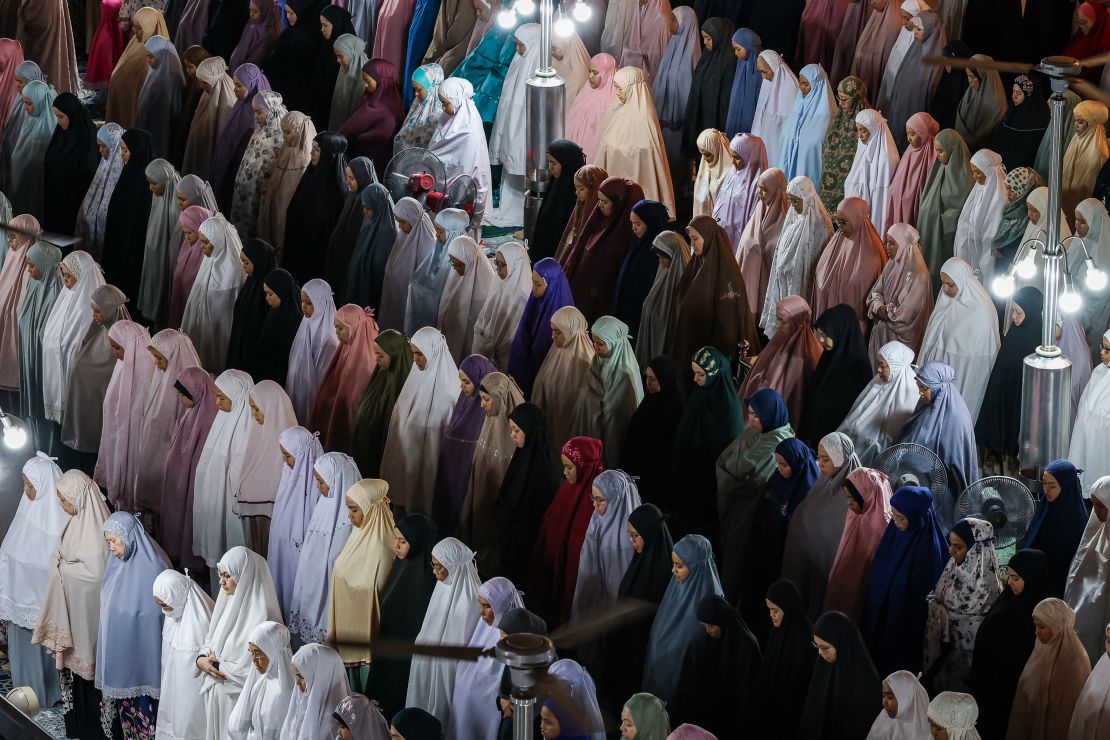2024 年 3 月 22 日，马来西亚雪兰莪州莎阿南，斋月期间，穆斯林妇女在苏丹萨拉赫丁阿卜杜勒阿齐兹清真寺进行塔拉维祈祷。