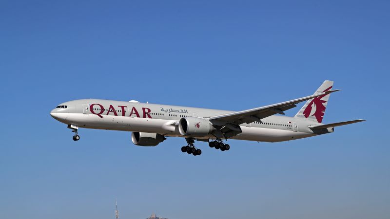 Десетки пътници, които се качиха на самолет на Qatar Airways