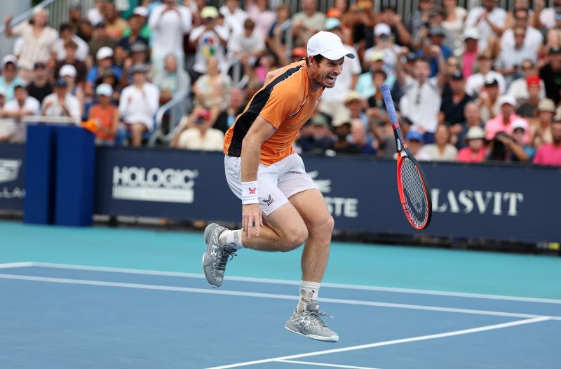 Murray injures his ankle against Machac.
