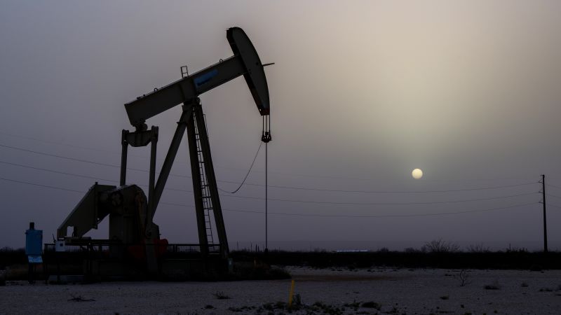 Read more about the article Oil price surge is the No. 1 threat to the US economy Moody’s economist warns – CNN