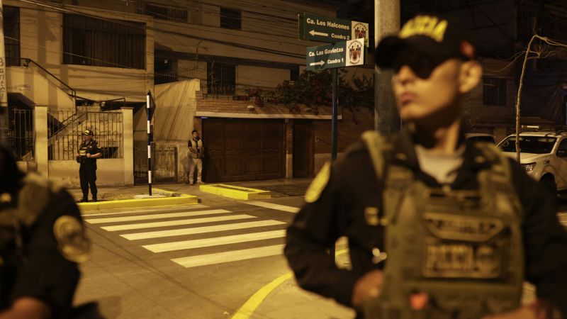 Въоръжена полиция обискира правителствения дворец на Перу и частния дом