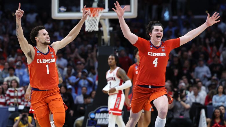 LOS ANGELES, CALIFORNIA - MARCH 28: Chase Hunter #1, Ian Schieffelin #4 and Joseph Girard III #11 of the Clemson Tigers celebrates after defeating the Arizona Wildcats during the second half in the Sweet 16 round of the NCAA Men's Basketball Tournament at Crypto.com Arena on March 28, 2024 in Los Angeles, California. The Clemson Tigers won, 77-72. (Photo by Harry How/Getty Images)