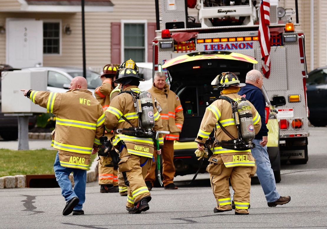 I primi soccorritori arrivano per ispezionare le case in Libano, nel New Jersey, epicentro di un terremoto di magnitudo 4.8.