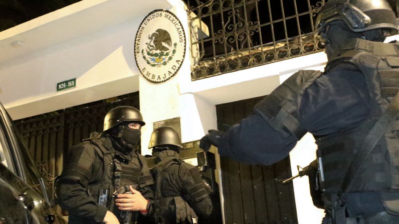 Еквадорската полиция нахлу в мексиканското посолство в Кито в петък