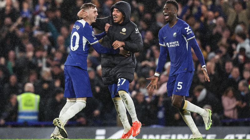 Cole Palmer scores two goals after 99 minutes to secure Chelsea a dramatic 4-3 victory over Manchester United