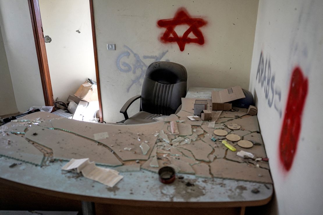 7 Nisan 2024'te Gazze'nin Han Yunus kentinde bir binanın içine grafiti bırakıldı.