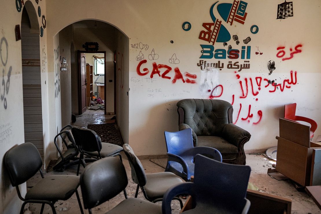 İsrail'in kara birliklerini güneydeki Gazze kentinden çekmesinin ardından Han Yunus'taki bir binaya grafiti bırakıldı.  7 Nisan 2024.