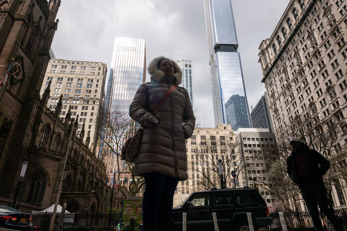 Alcune persone camminano per Lower Manhattan dopo aver subito un terremoto di magnitudo 4,8 venerdì.