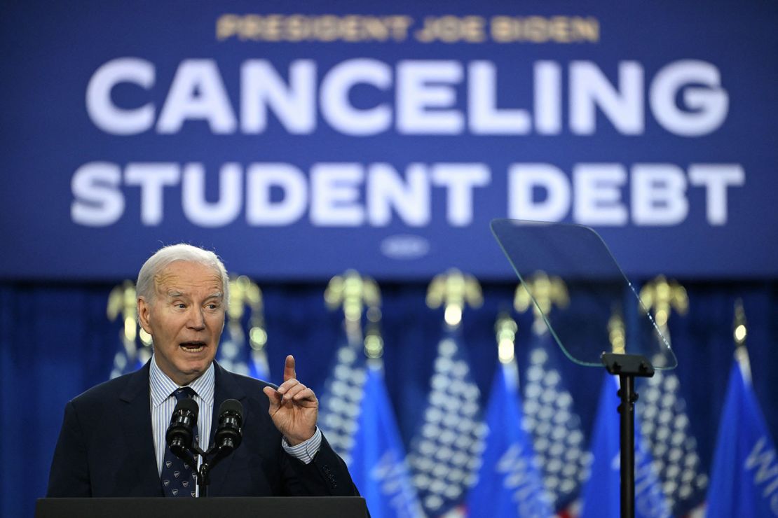 O presidente Joe Biden fala sobre o alívio da dívida de empréstimos estudantis no Madison Area Technical College em Madison, Wisconsin, em 8 de abril.