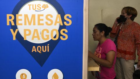 Una mujer retira en Tegucigalpa una remesa en dólares que recibió de familiares residentes en Estados Unidos el 8 de abril de 2024.